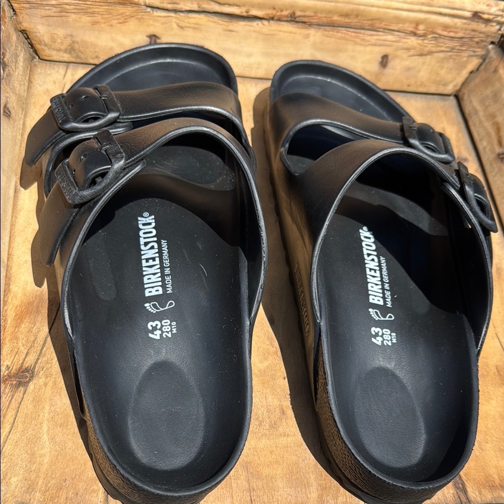 Birkenstock Black Sandals with Contoured Footbed Size Men’s 10 or 43. Like New.